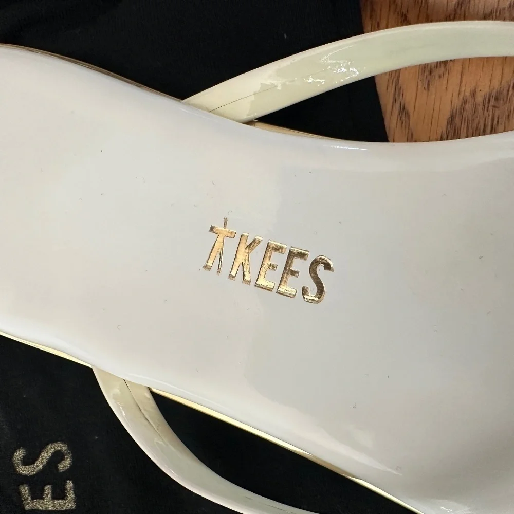 TKEES Lily Glosses Flip Flop Sandals in Size 6